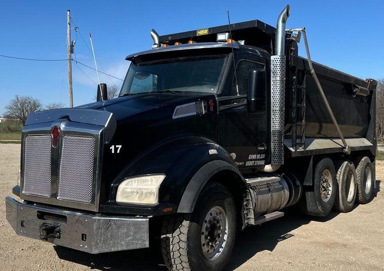 2017 Kenworth  T880 dump truck